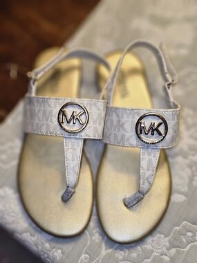 Michael Kors Marlie White Gold Thong Sandals Gold Tone Logo MK Girls Size 13